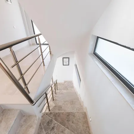 Vila Modern & Spacious In Kalamar Bay *