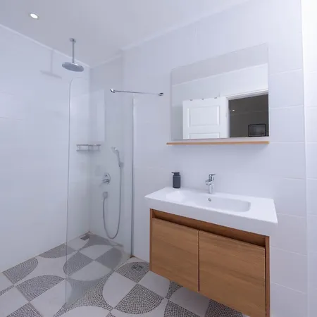 Vila Modern & Spacious In Kalamar Bay