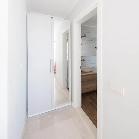 Modern & Spacious In Kalamar Bay Vila