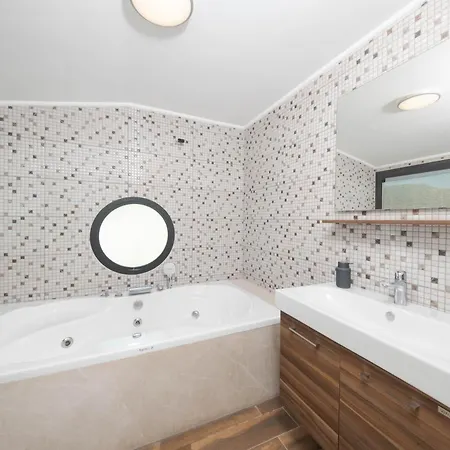 Vila Modern & Spacious In Kalamar Bay *
