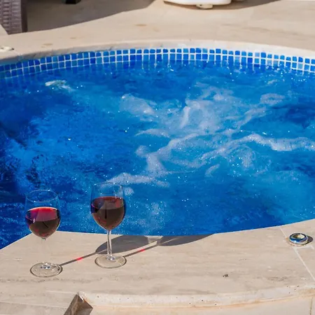 Modern & Spacious In Kalamar Bay