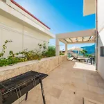Modern & Spacious In Kalamar Bay Villa