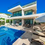 Villa Modern & Spacious In Kalamar Bay
