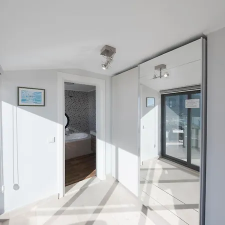 Modern & Spacious In Kalamar Bay Villa *