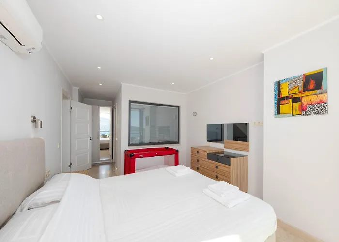 Villa Modern & Spacious In Kalamar Bay *