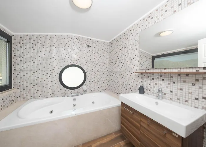 Villa Modern & Spacious In Kalamar Bay *